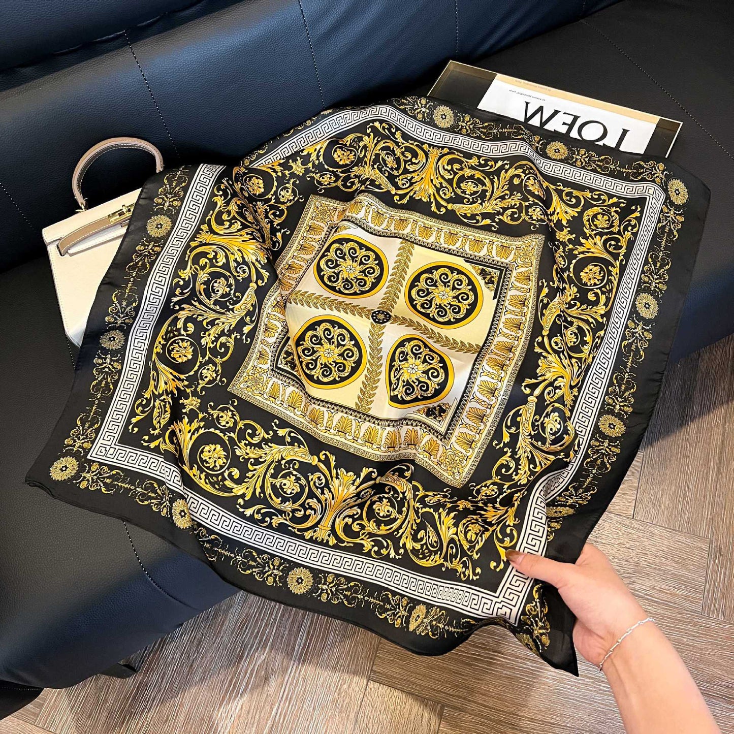 Foulard carré de soie 70 - Ornements Baroques