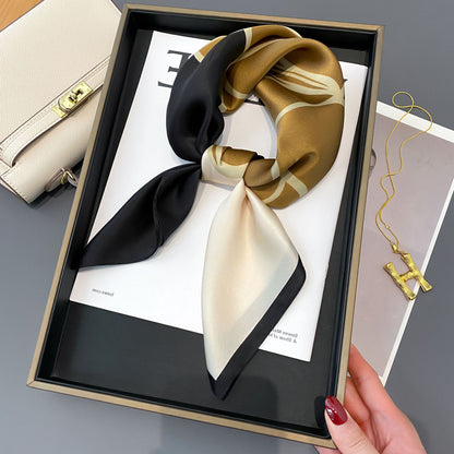 Foulard carré de soie 70 - L’Hibiscus Noir