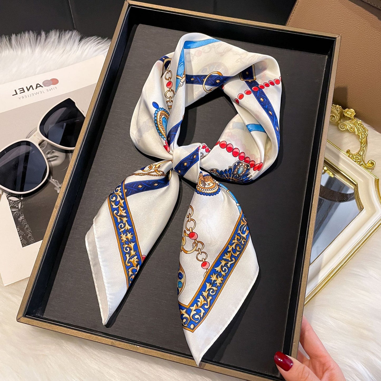 Foulard carré de soie 70 - L'Ornement Cavalier Blanc