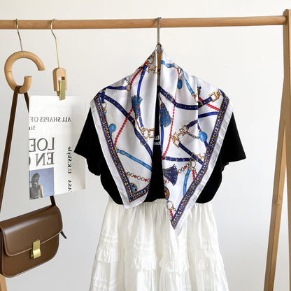Foulard carré de soie 70 - L'Ornement Cavalier Blanc