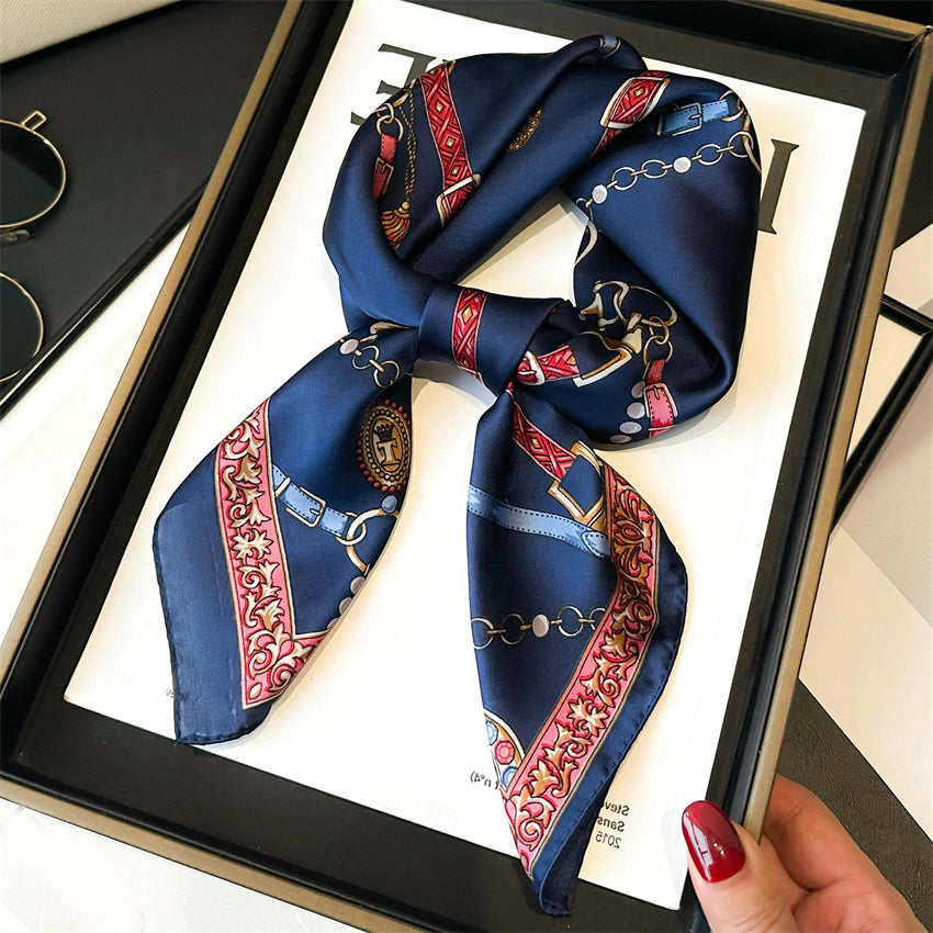 Foulard carré de soie 70 - L'Ornement Cavalier Bleu