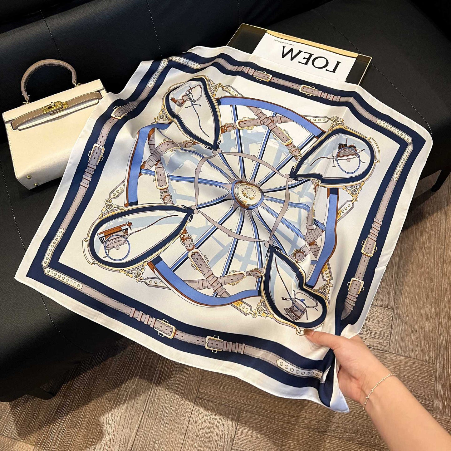 Foulard carré de soie 70 - La Ronde Équestre Bleu