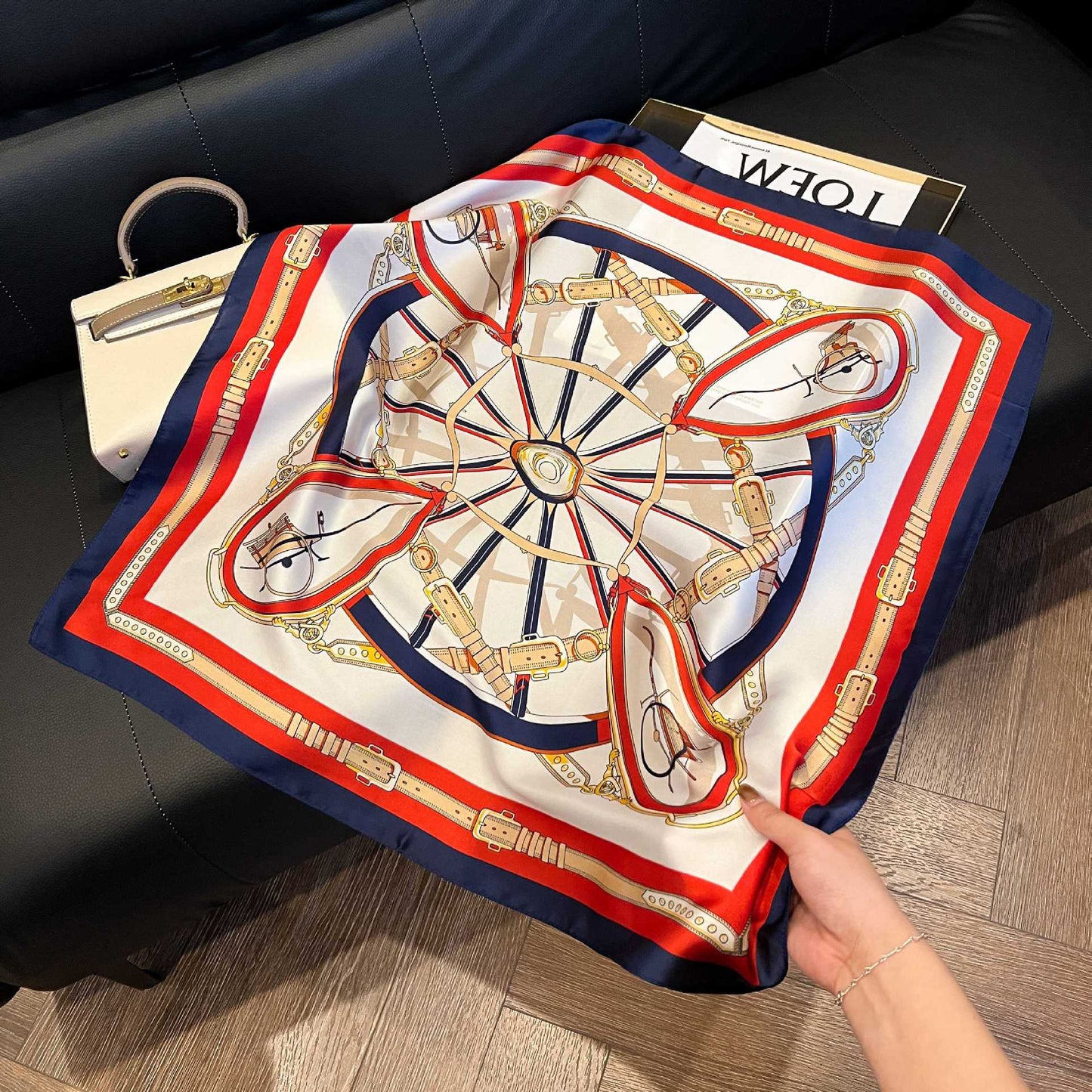 Foulard carré de soie 70 - La Ronde Équestre Rouge