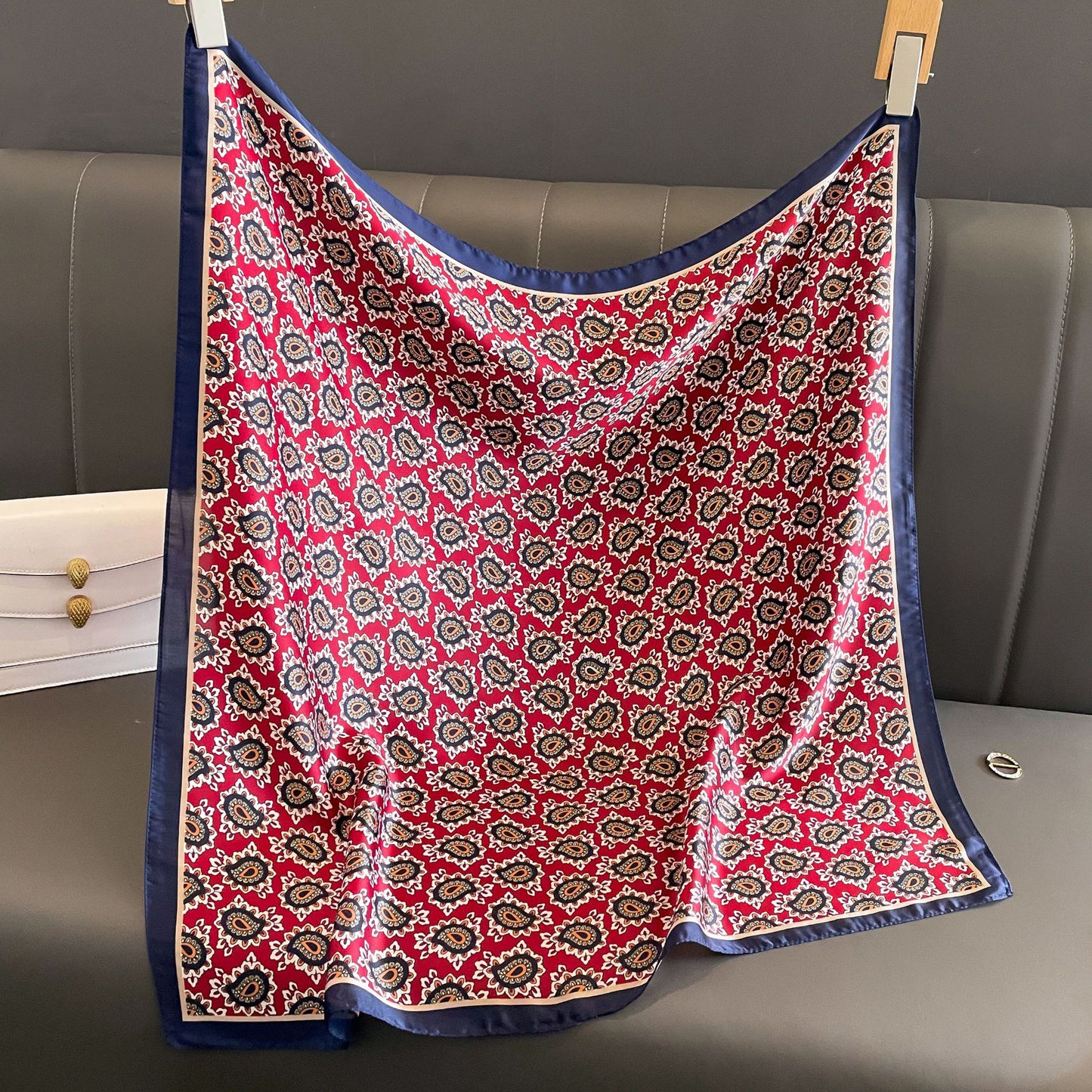 Foulard carré de soie 70 - Le Paisley Rouge