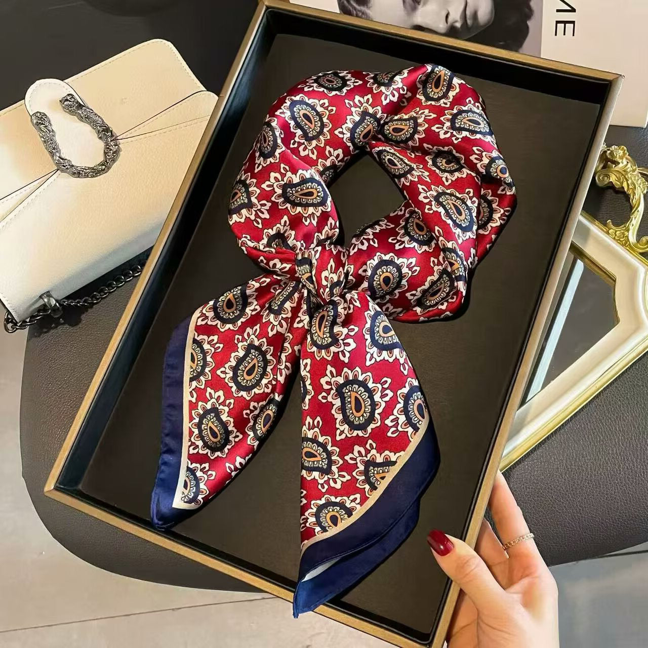 Foulard carré de soie 70 - Le Paisley Rouge