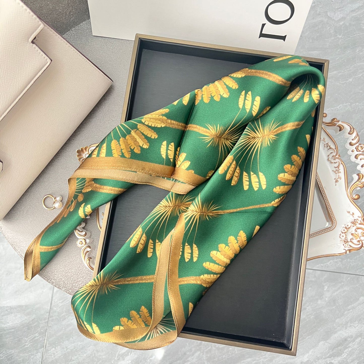 Foulard carré de soie 70 - Les Feuilles d’Or