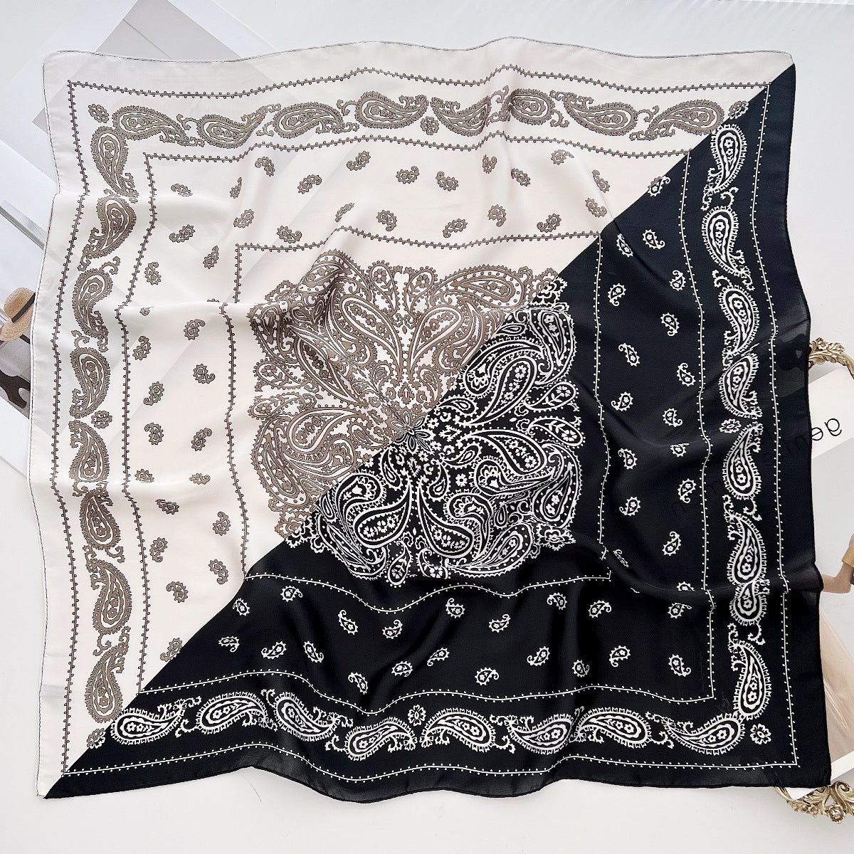 Foulard carré de soie 70 - Paisley Noir et Blanc