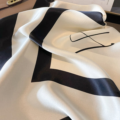 Foulard carré de soie 70 - Élégance Initiale