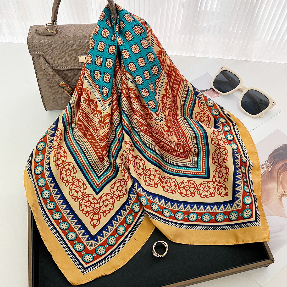 Foulard carré de soie 70 - Mosaïque Orientale