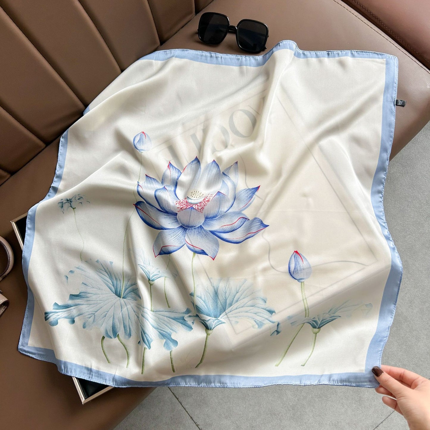 foulard carré de soie 70 - Le Lotus Bleu