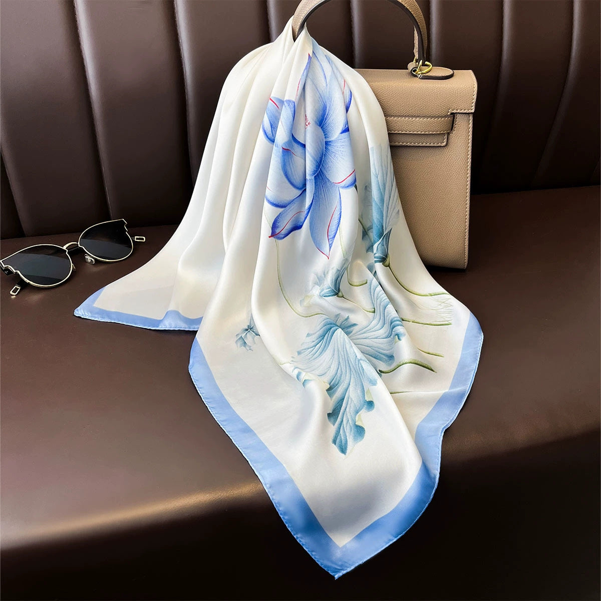 foulard carré de soie 70 - Le Lotus Bleu