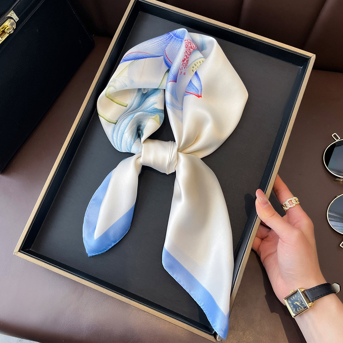 foulard carré de soie 70 - Le Lotus Bleu